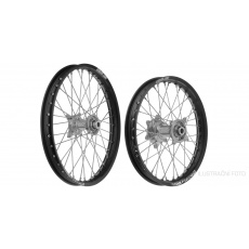 sada přední (21" x 1,6") + zadní (19" x 1,85") kolo kompletní SUZUKI, Q-TECH (černé ráfky, černé středy) sada přední (21" x 1,6") + zadní (19" x 1,85") kolo kompletní SUZUKI, Q-TECH (černé ráfky, černé středy)