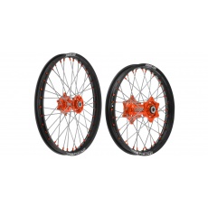 sada přední (21" x 1,6") + zadní (18" x 2,15") kolo kompletní KTM, Q-TECH (černé ráfky, oranžové středy) sada přední (21" x 1,6") + zadní (18" x 2,15") kolo kompletní KTM, Q-TECH (černé ráfky, oranžové středy)